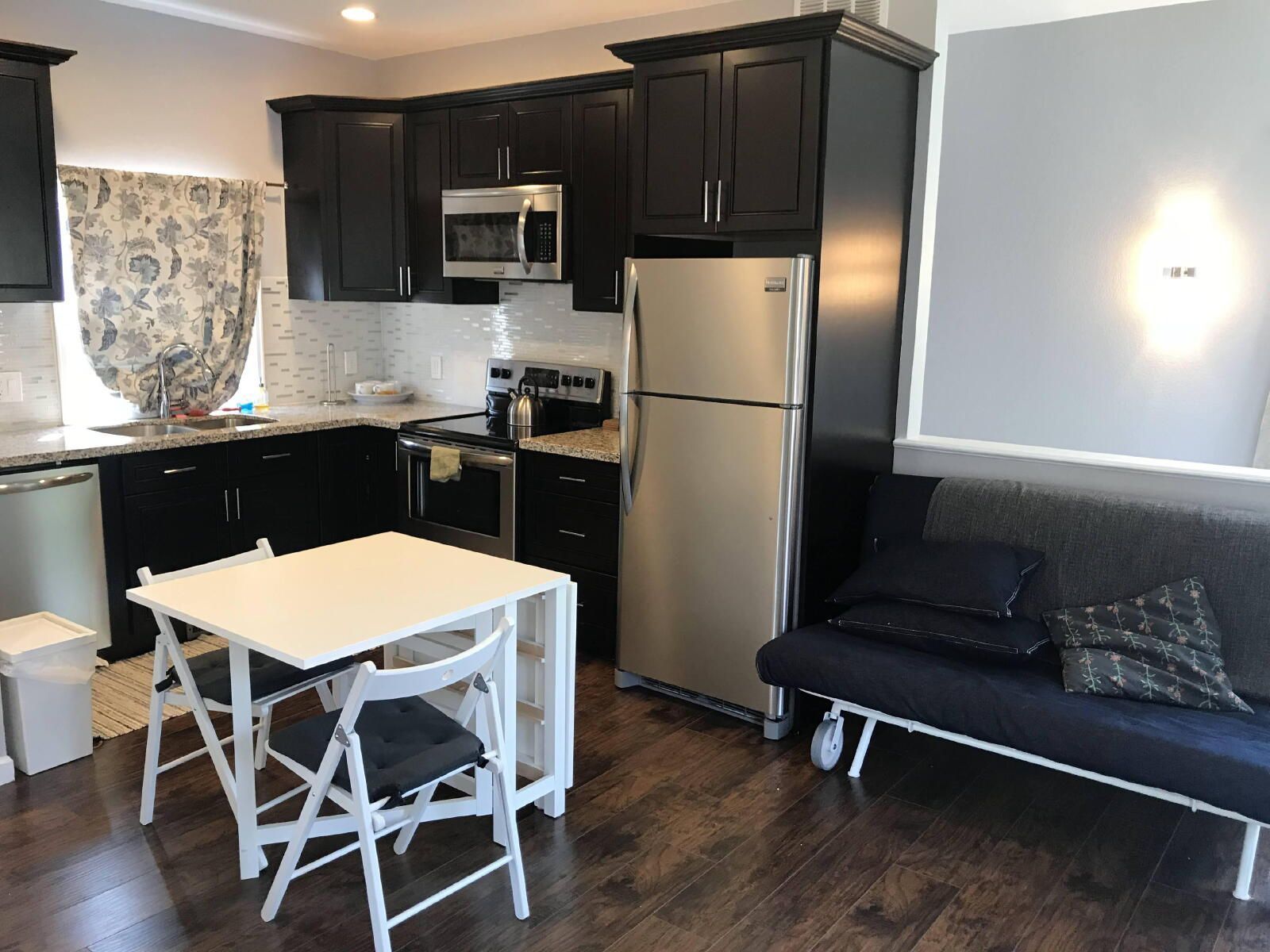 Modern Detached Carriage House Near City Park with Private Garage property image
