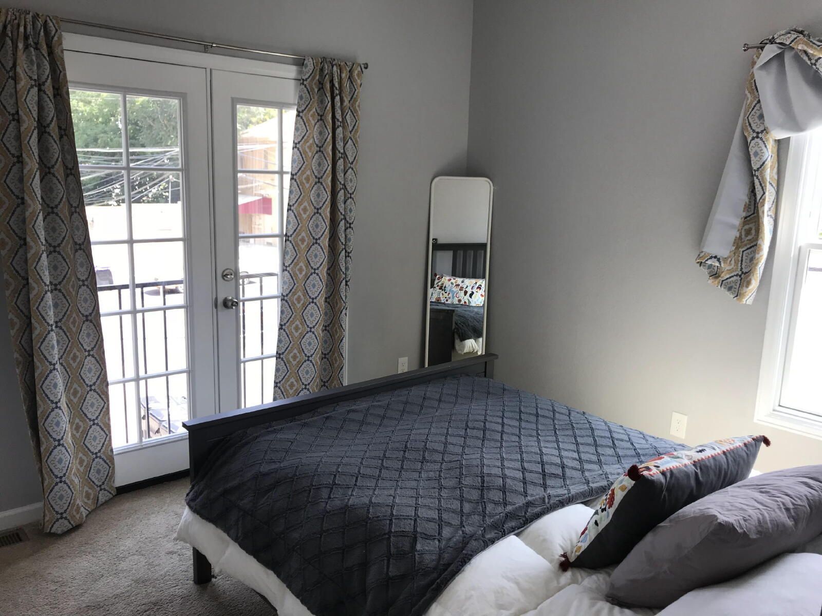 Modern Detached Carriage House Near City Park with Private Garage property image