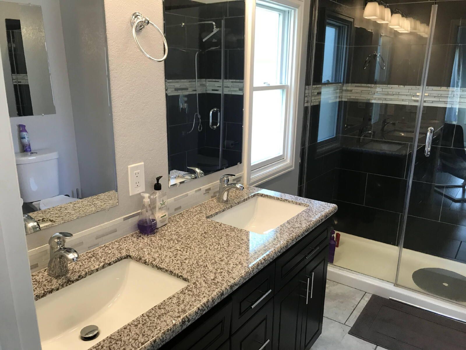 Modern Detached Carriage House Near City Park with Private Garage property image