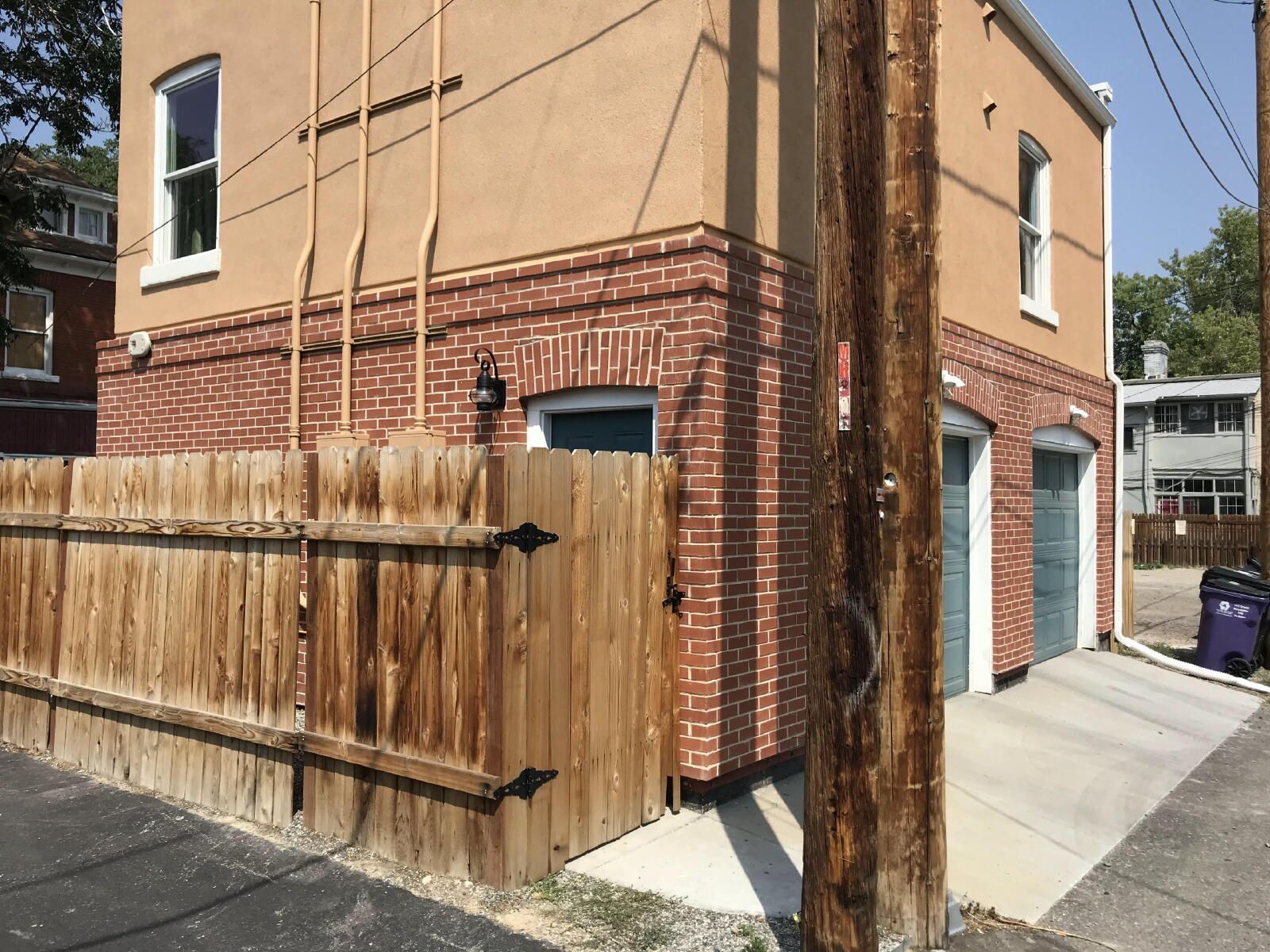Modern Detached Carriage House Near City Park with Private Garage property image