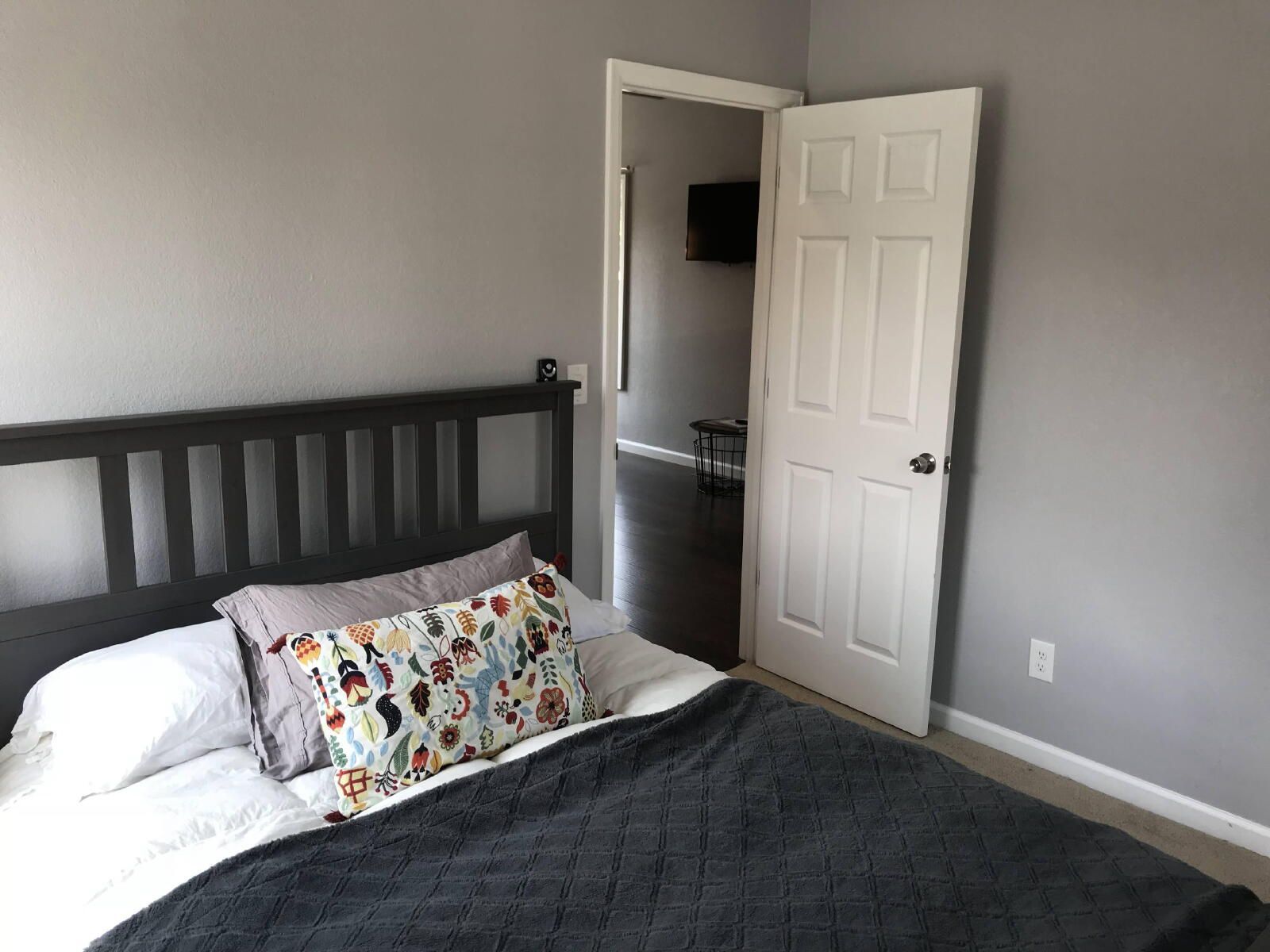 Modern Detached Carriage House Near City Park with Private Garage property image