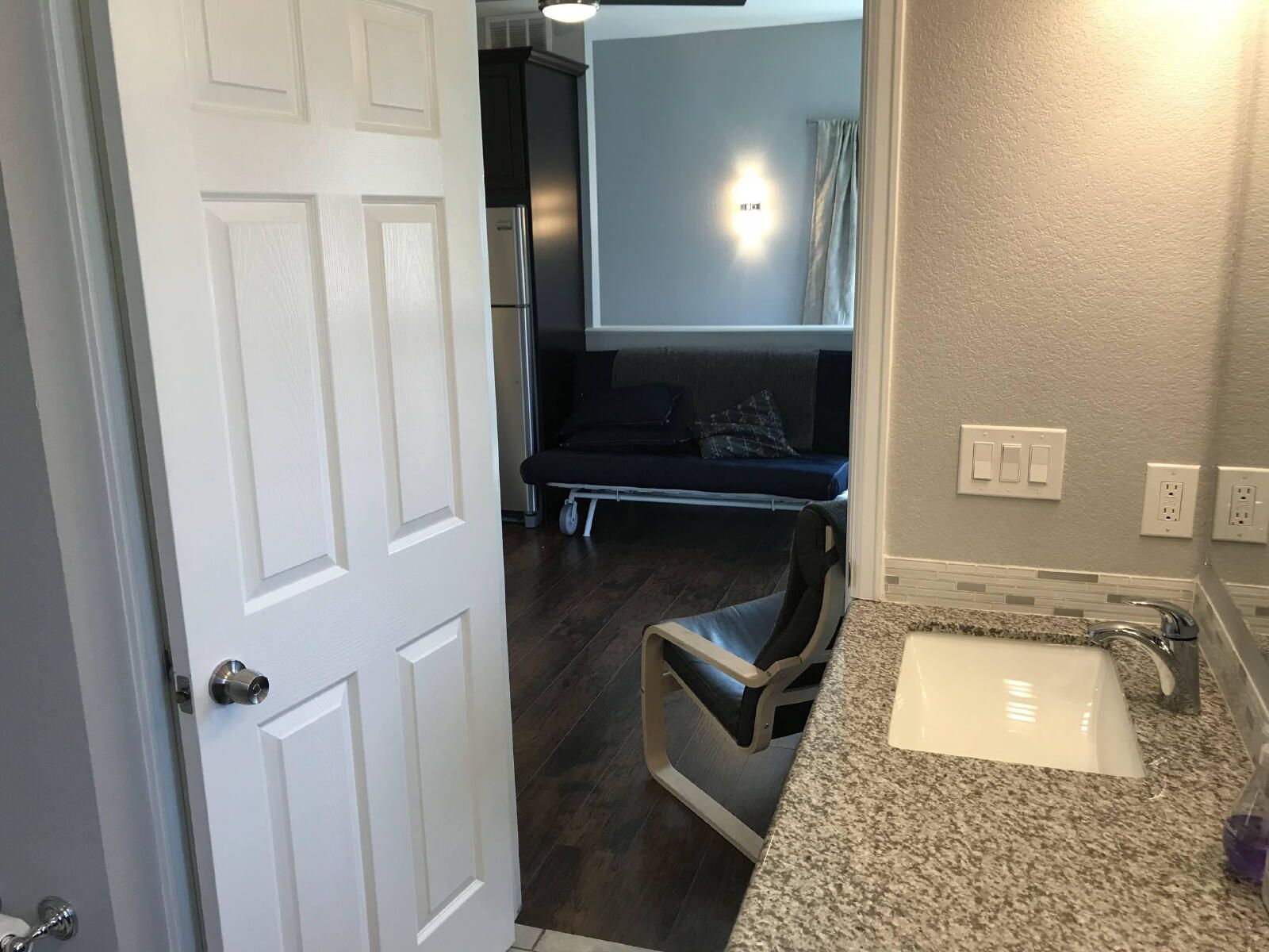 Modern Detached Carriage House Near City Park with Private Garage property image