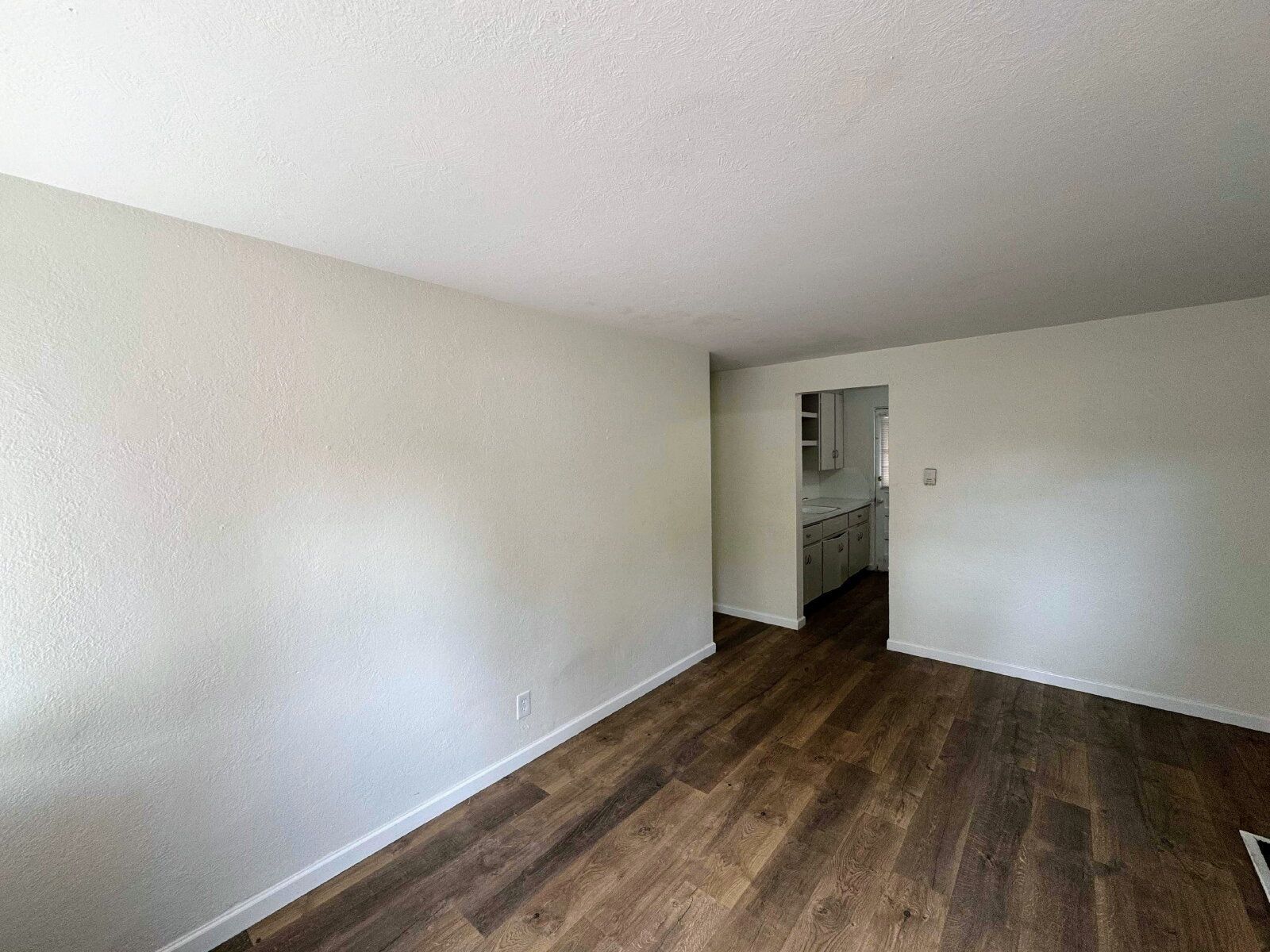 1-Bedroom in Aurora – Perfect Blend of Comfort and Convenience! property image