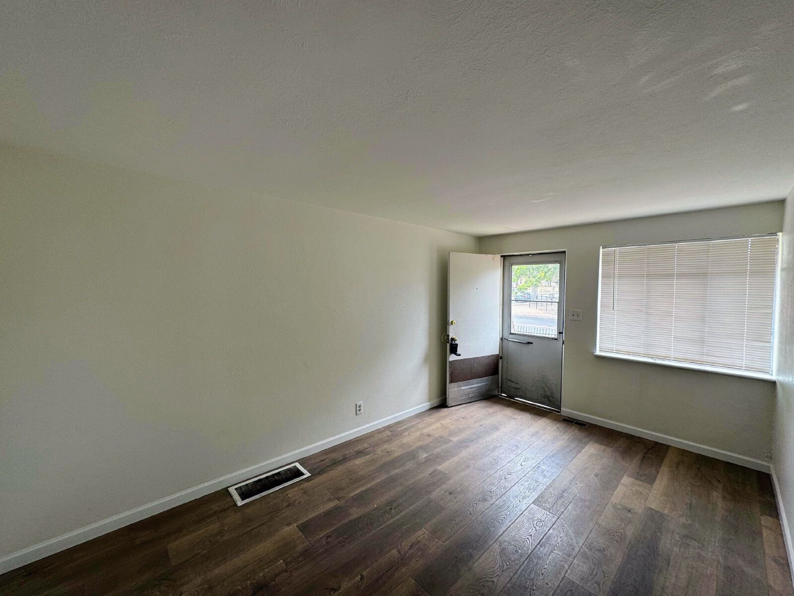 1-Bedroom in Aurora – Perfect Blend of Comfort and Convenience! property image