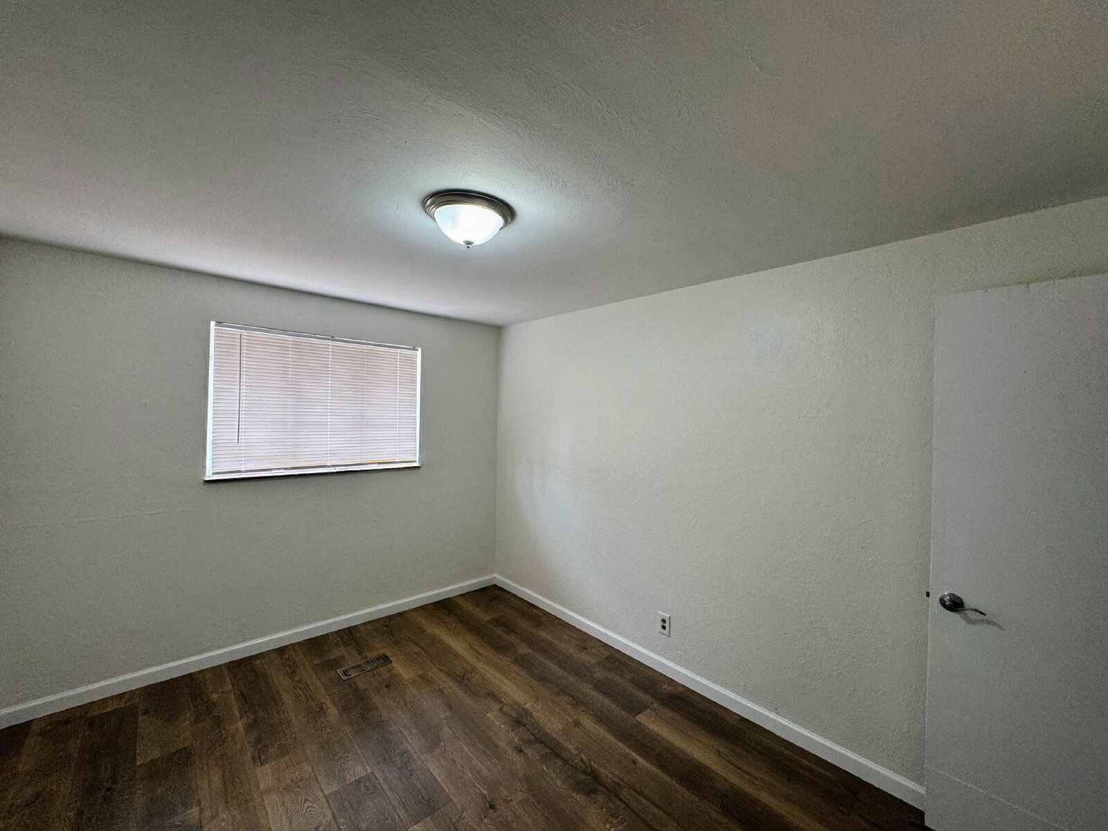 1-Bedroom in Aurora – Perfect Blend of Comfort and Convenience! property image