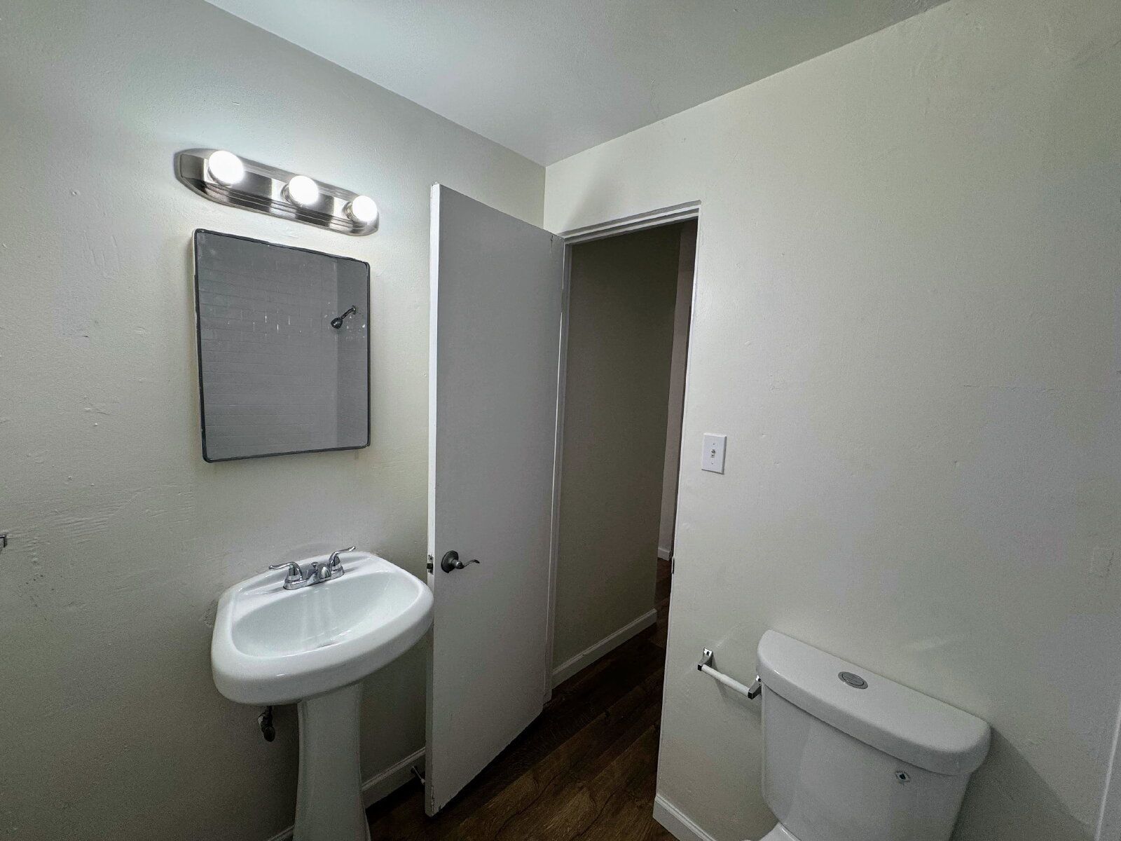 1-Bedroom in Aurora – Perfect Blend of Comfort and Convenience! property image